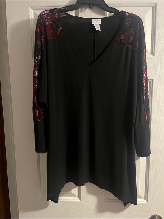 Jaclyn Smith Tops - Black V-Neck Tunic with Red Floral Velvet Sleeves w/ sharkbite hem